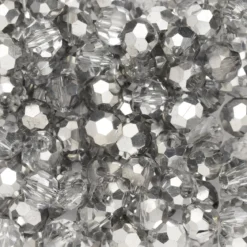 95 fasetterte glassperler på streng, 4 mm i diameter – sølv
