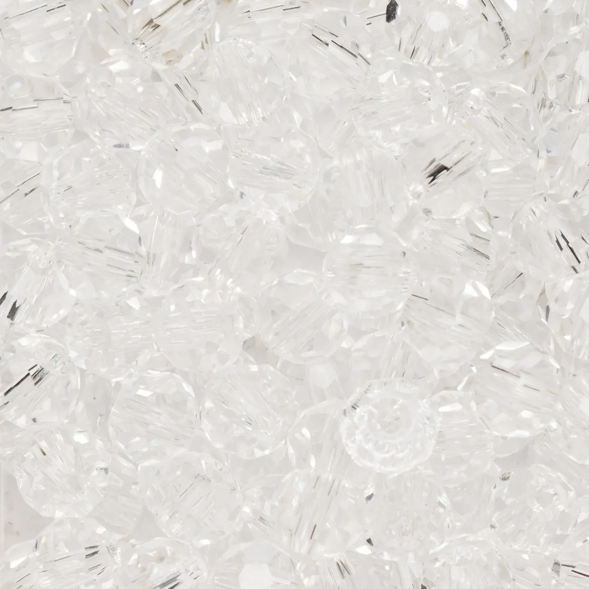 95 fasetterte glassperler på streng, 4 mm i diameter – krystall / transparente