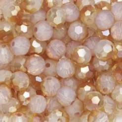 95 fasetterte glassperler på streng, 4 mm i diameter – gull