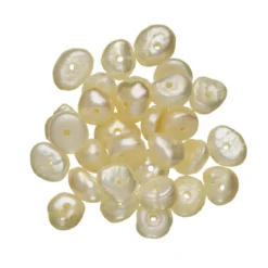 Blanding av 30 stk. ferskvannsperler som er ca. 5 mm lange, 3–4 mm brede og 4 mm tykke