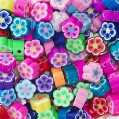 Blomsterperler av leire, ca. 100 stk. fargerike og detaljrike perler, diameter ca. 1 cm