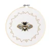 Broderisett bie Ø20 cm – broder en glinsende bie full av perler