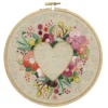 Broderisett Hjerte med blomster Ø18 cm – alt som trengs til et romantisk broderi!