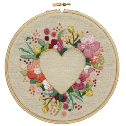 Broderisett Hjerte med blomster Ø18 cm – alt som trengs til et romantisk broderi!