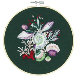 Broderisett Pearly Sea Shells Ø18 cm, alt for å brodere et motiv med skjell