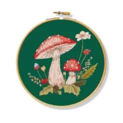 Broderisett red mushrooms Ø20 cm – alt for å brodere søte fluesopper
