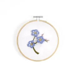 DMC Broderisett Forget me not – alt du trenger for å brodere en forglemmegei med 3D-effekt, Ø12,5 cm