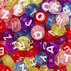 500 fargerike bokstavperler, transparente med hvit tekst, A–Z, Ø7 mm