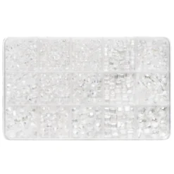 Fasetterte klare glassperler i mange ulike former, ca. 975 stk. perler.