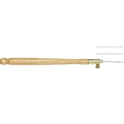 Fransk broderinål i tre, lengde 14 cm. 3 nåler på 08 – 1,0 – 1,2 mm følger med