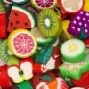 Fruktperler av leire, ca. 100 stk. fargerike og detaljrike perler, diameter ca. 1 cm