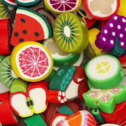 Fruktperler av leire, ca. 100 stk. fargerike og detaljrike perler, diameter ca. 1 cm