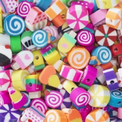 Godteriperler av leire, ca. 100 stk. fargerike og detaljrike perler, diameter ca. 1 cm