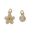 2 gullfargede anheng / charms, blomst med strass 12×15 mm, sirkel strass Ø8 mm