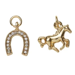 2 gullfargede anheng / charms, hest 15,3×12,2 mm, hov med strass 10×13 mm