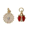 2 gullfargede anheng / charms med strass, marihøne 10×13 mm, blomst hvite blader Ø13 mm
