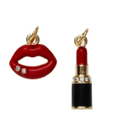 2 gullfargede anheng / charms, røde lepper 13,6×13,3 mm, leppestift svart og rød 5,8×21,7 mm
