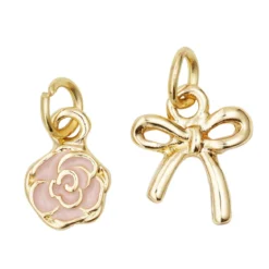2 gullfargede anheng / charms, rosa rose Ø7,7 mm, sløyfe / ribbon 10×10 mm