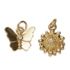 2 gullfargede anheng / charms, sommerfugl 12×10 mm, blomst Ø12,5 mm