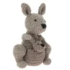 Hoooked DIY-kit Kenguruen Kayleigh og yngstebarnet hennes! H 23 cm