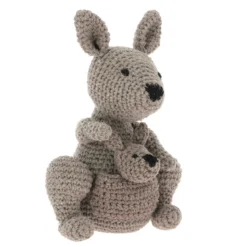 Hoooked DIY-kit Kenguruen Kayleigh og yngstebarnet hennes! H 23 cm