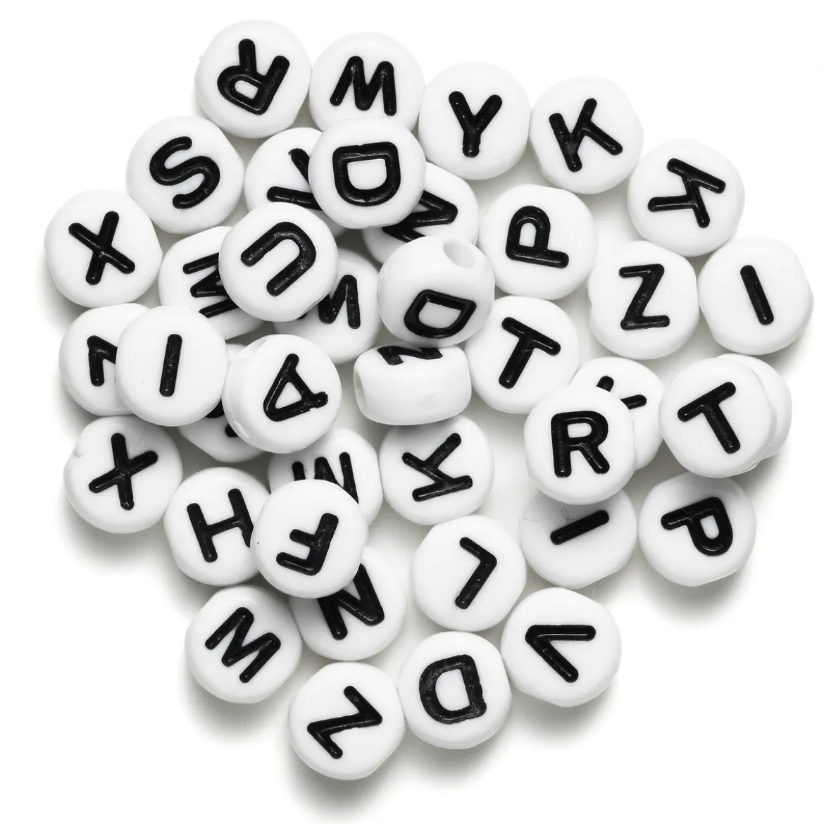 130 hvite bokstavperler A–Z med svarte bokstaver, diameter 7 mm