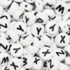 50 hvite bokstavperler Q, W, X, Y, Z med svart trykk – Ø7 mm