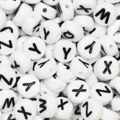 50 hvite bokstavperler Q, W, X, Y, Z med svart trykk – Ø7 mm