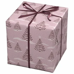 Julepapir 10-metersrull, 57 cm bred – juletrelandskap i snøvær