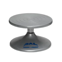Kavalett Ø17 cm med avtakbar plate, laget av aluminium. Høyde 10,8 cm. Vekt 765 gram