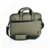 Kozo laptopveske, laget av resirkulerte PET-flasker, olive. Mål: 41,5×31×4,5 cm