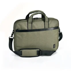 Kozo laptopveske, laget av resirkulerte PET-flasker, olive. Mål: 41,5×31×4,5 cm
