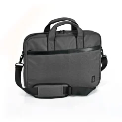 Kozo laptopveske, produsert av resirkulerte PET-flasker, charcoal. Mål: 41,5×31×4,5 cm