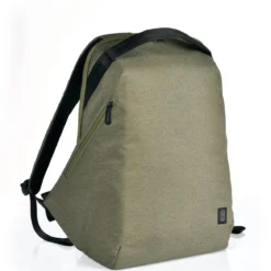 Kozo ryggsekk, laget av resirkulerte PET-flasker, oliven. Mål: 35×49×15 cm