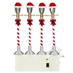 4 lyktestolper med LED-lys og nisselue! 10 cm høye. Drives med 2 AA-batterier (ikke inkl.)