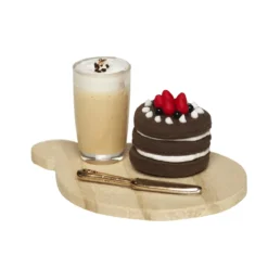 Miniatyrkit med cafe latte og kake, brettet er 5,2 cm langt og glasset 2 cm høyt