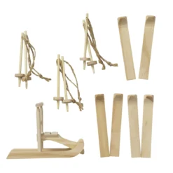 Miniatyrkit med 3 par ski og staver samt en stor kjelke på 10×4×7 cm. Fremstilt i lyst tre
