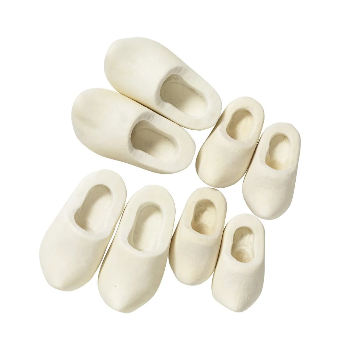 Miniatyrkit med 4 par små tøfler i lyst tre, lengde 3–4 cm