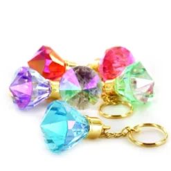 Nøkkelring med stor og fin, glinsende diamant! Pris per stykk, selges assortert på nett
