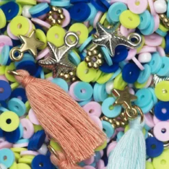 Perlemiks med flate perler / heishiperler Ø6 mm og diverse tilbehør – limegrønn og blå fargemiks