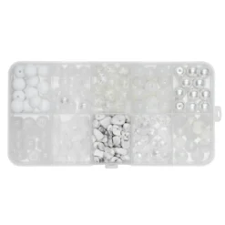 Perlemiks med runde glassperler i lyse og hvite nyanser, samt steinperler og sommerfuglperler