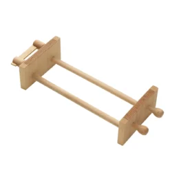 Perlevev av tre, vevbredde 9,5 cm, vevlengde 21 cm. Total størrelse 31,5×12,8×6 cm