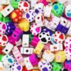 Poteperler av leire, ca. 100 stk. fargerike og detaljrike perler, diameter ca. 1 cm