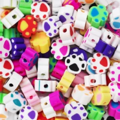 Poteperler av leire, ca. 100 stk. fargerike og detaljrike perler, diameter ca. 1 cm