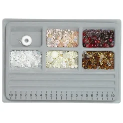 Smykkesett med perleplate 23,5×16,5 cm + glassperler, akrylperler og perletråd