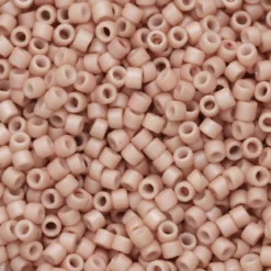 TOHO-perler 11/0 – beige frostet, 764 Opaque frosted pastel shrimp