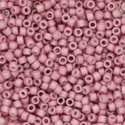 TOHO-perler 11/0 – blekrosa matt, 765 Opaque frosted pastel plumeria