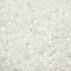TOHO-perler 11/0 – hvit rainbow, 777 IC rainbow crystal/creme-lined