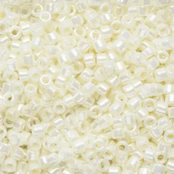 TOHO-perler 11/0 – offwhite glans, 122 Opaque lustered white