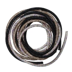 Tykk, glinsende nylonrem fylt med strass – gull, sølv, svart. 3×120 cm Ø5 mm